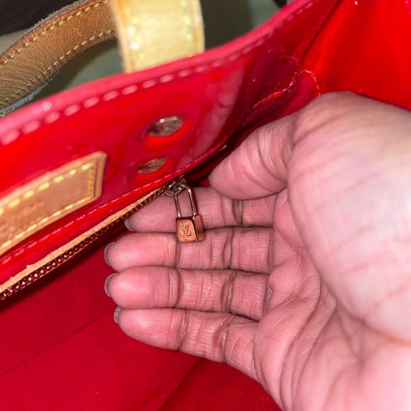 🔥SALE🔥 EUC Auth Louis Vuitton Reade Vernis bag - Picture 4 of 15